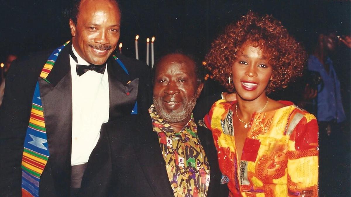 Clarence Avant entre Quincy Jones y Withney Houston.