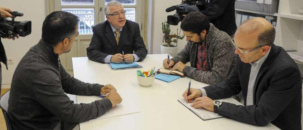 El edil de Urbanismo, José Cudeiro, con los representantes de los grupos municipales en una reunión de la comisión técnica. // Brais Lorenzo