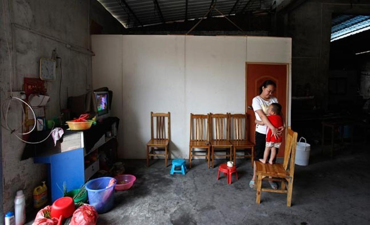 Una treballadora xinesa de la província de Hunan descansa aquest dimarts en un menjador provisional d’una fàbrica familiar situada a la població de Xintang. En ella hi treballa com a immigrant, perquè l’empresa està situada en una regió diferent respecte a la d’origen de la dona.