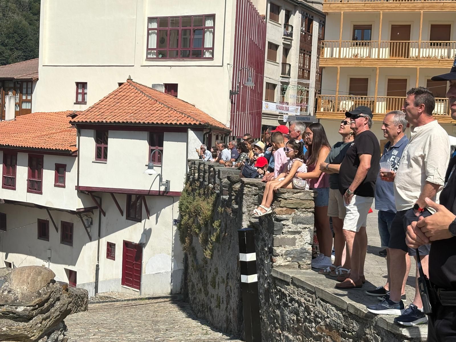 Los gigantes y cabezudos llenan de color y música Cangas del Narcea