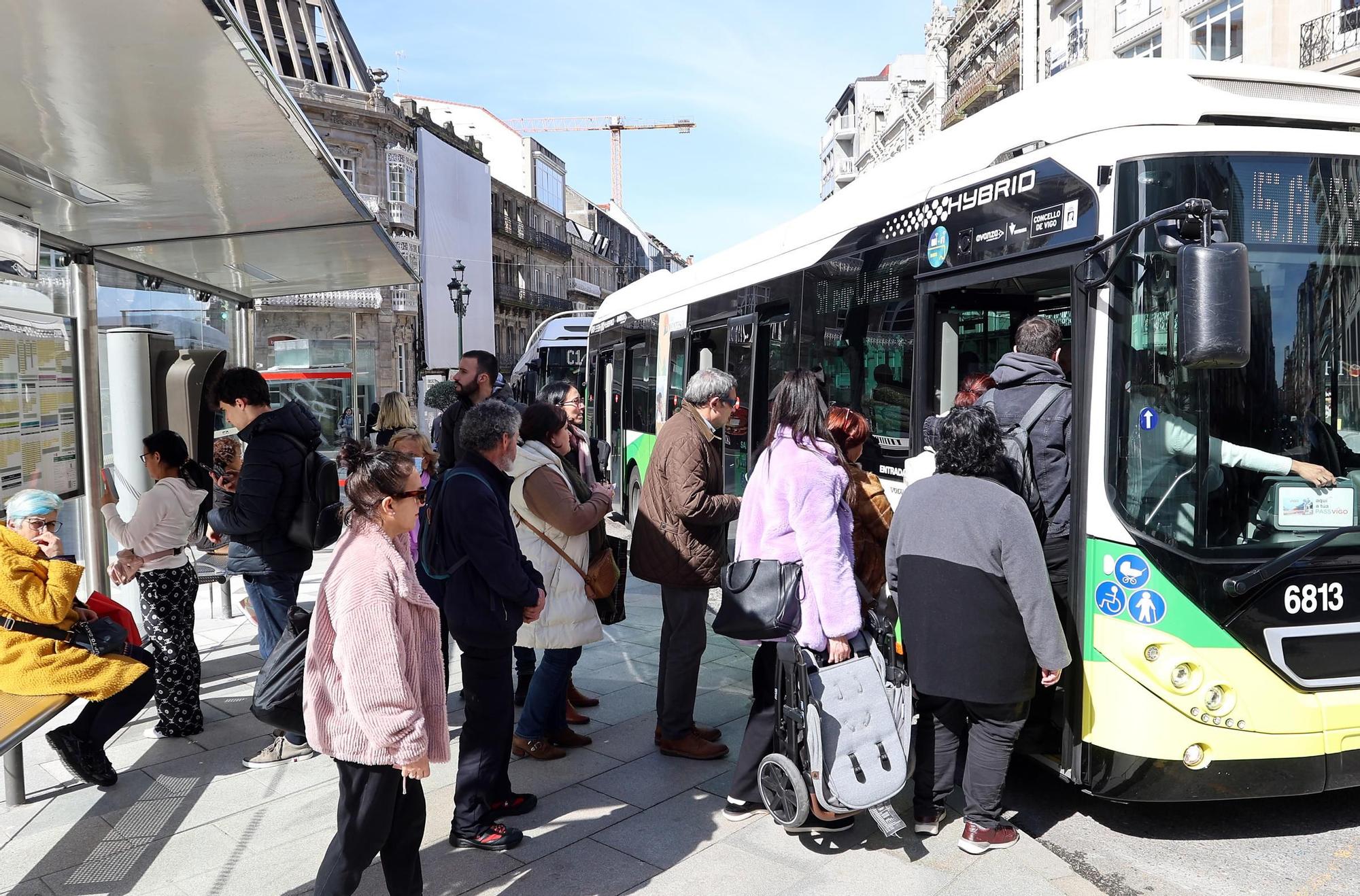 Viajeros ante dos buses de Vitrasa tras la recuperación de servicios y horarios ayer