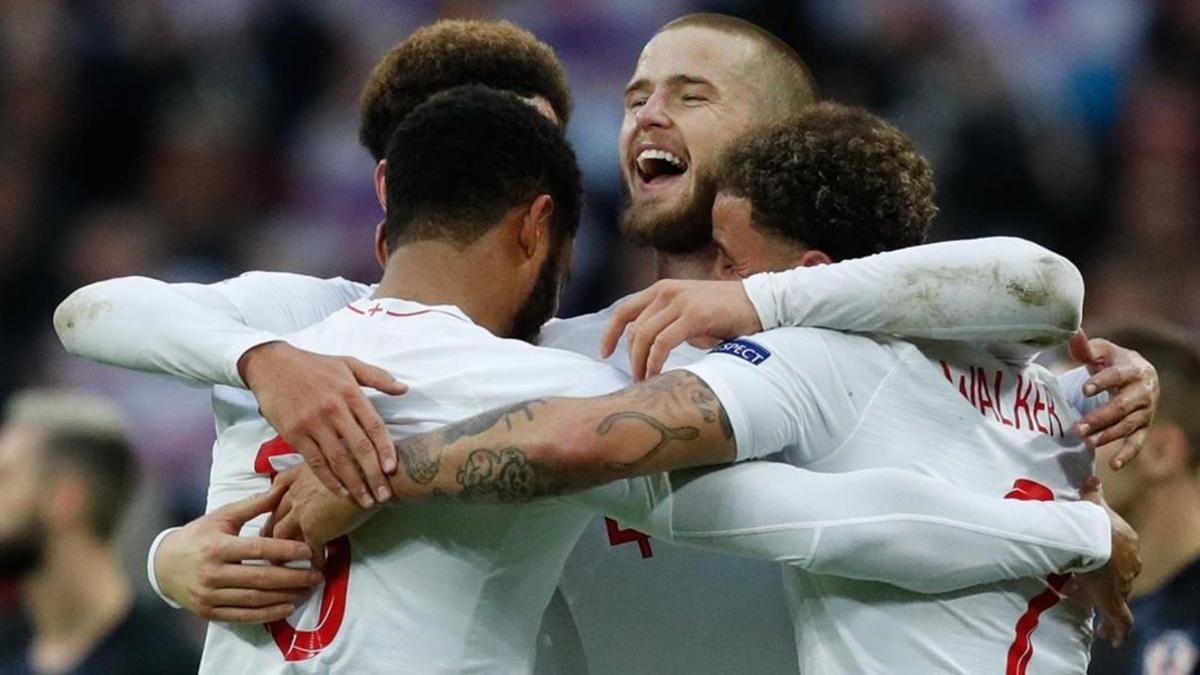 Walker, Stones, Alli y Dier celebran el triunfo de Inglaterra sobre Croacia.