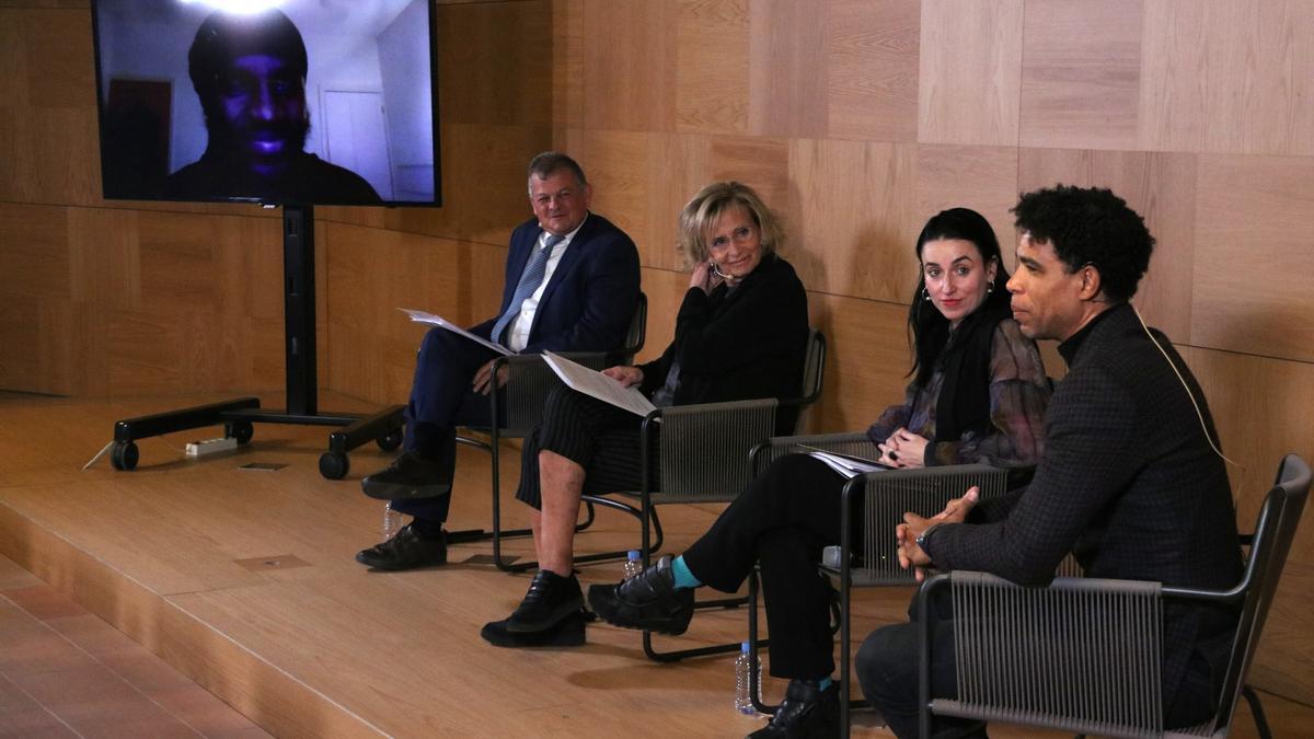 Carlos Acosta (jurat), intervé durant l&#039;acte de proclamació de Botis Seva (en pantalla) com a guanyador del tercer Carmen Mateu Young Artist European Award del Castell de Peralada