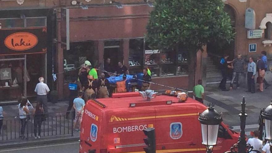 Los bomberos y los servicios médicos trasladan al herido al hospital.