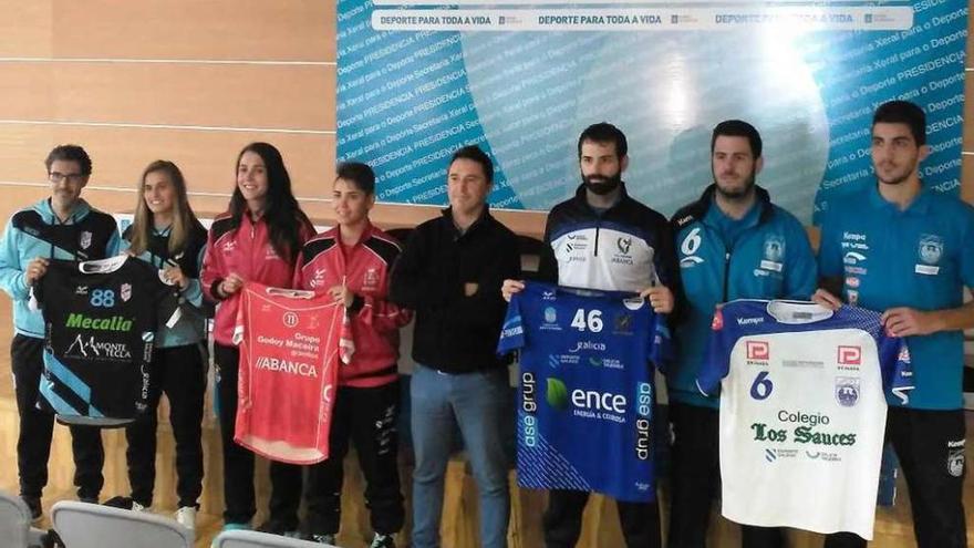 Presentación de la campaña de promoción del balonmano gallego // FdV