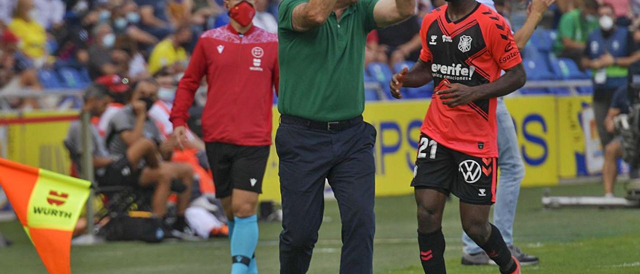 Pepe Mel aplaude, ante la mirada de Moore, durante el partido de ayer.