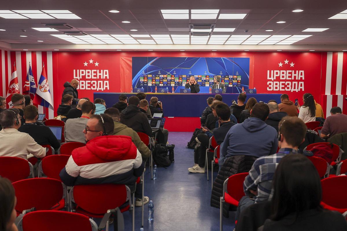 Perspectiva de la sala de prensa del estadio Rajko Mitic de Belgrado.
