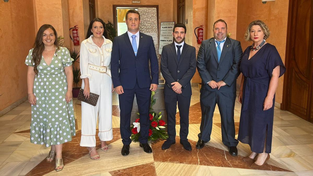 El alcalde de les Alqueries, Antonio Gil, junto al resto de ediles del nuevo ejecutivo local.