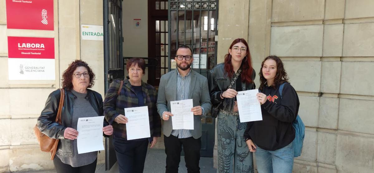 Rafa Mas, de Compromís, junto a estudiantes de la Easda y representantes de CC OO, en la Inspección de Trabajo