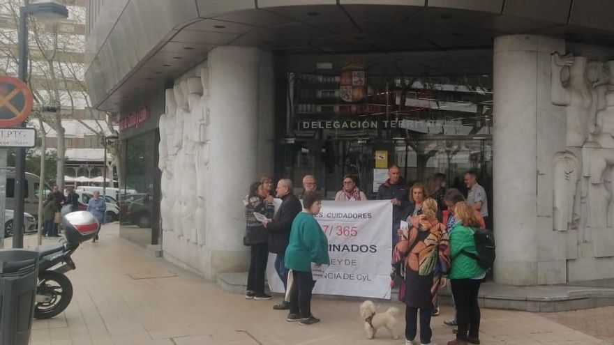 Familiares de cuidadores de personas dependientes de Zamora salen a la calle a protestar