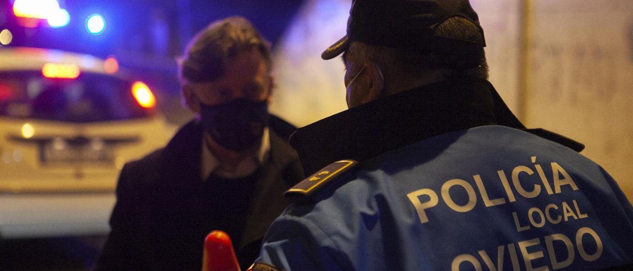 Un agente de la Policía Local de Oviedo habla con el concejal José Ramón Prado.