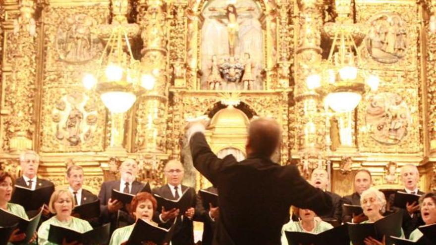 El coro de la Capilla Clásica de Luanco, en una actuación de 2009.