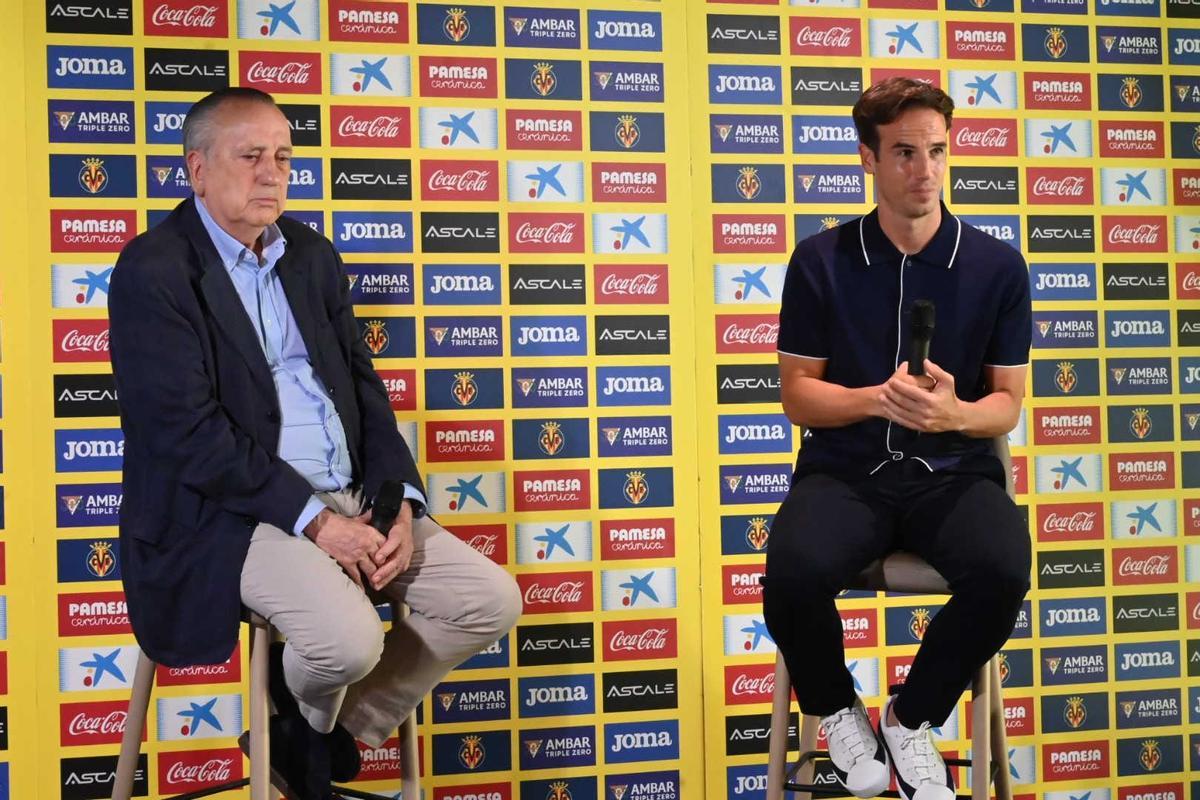 Iñigo Pérez, durante su presentación como nuevo entrenador del Villarreal junto al presidente amarillo, Fernando Roig.