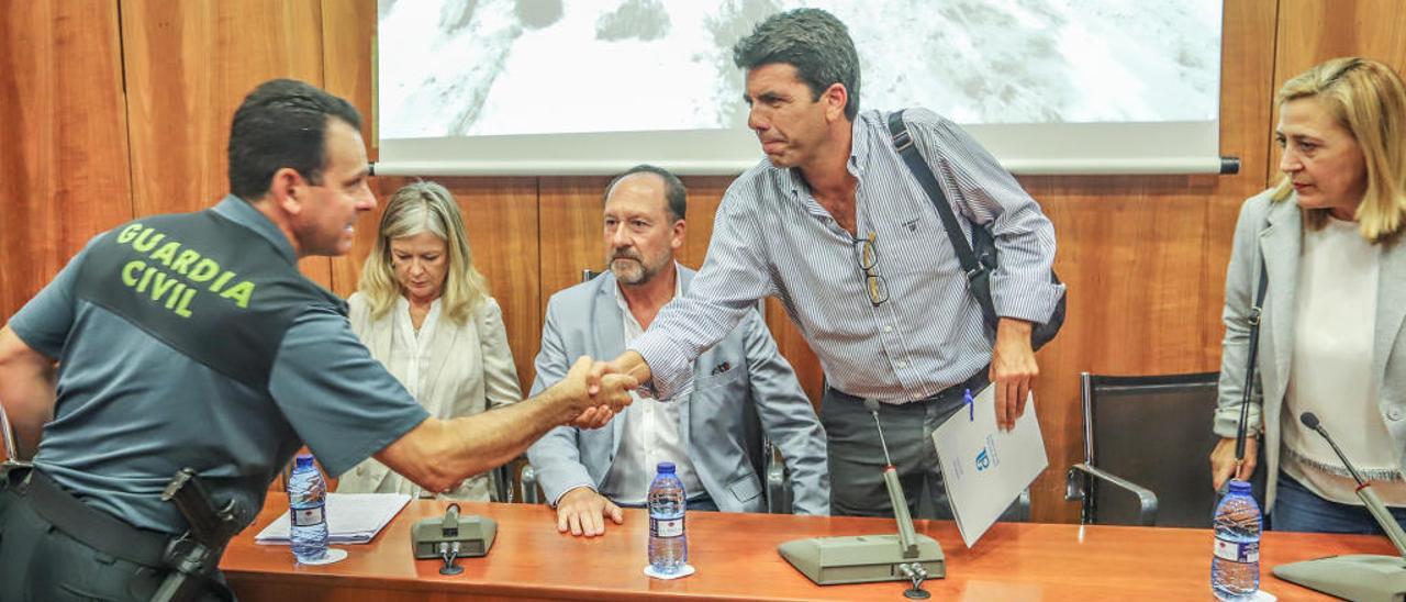 Reunión de emergencia en Orihuela tras el temporal con la presencia de Mazón.