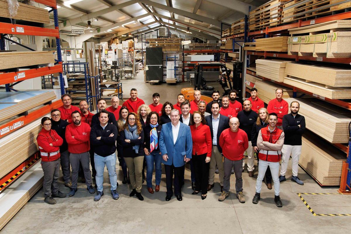 La plantilla de la empresa Grupo Bono, en el interior de sus instalaciones, y en el centro de la imagen está la familia propietaria junto a todos los trabajadores.