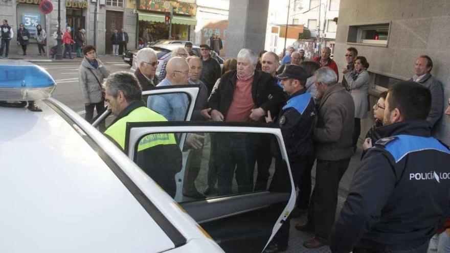 El herido fue trasladado al centro de salud en un vehículo policial. // Santos Álvarez