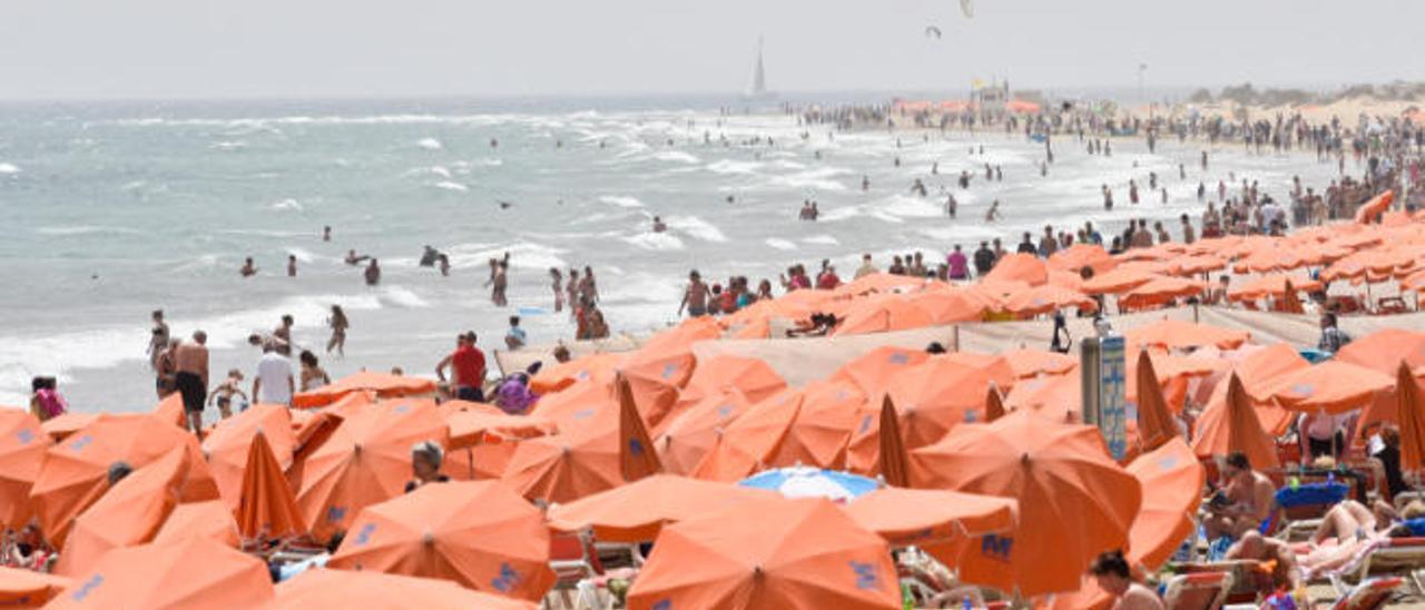 Turistas en Playa del Inglés.