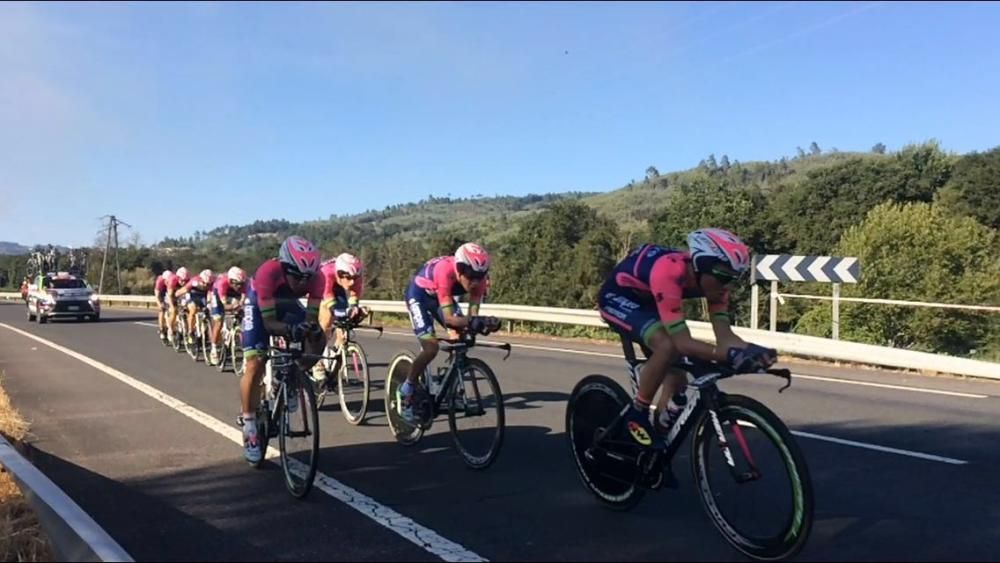 Triunfo del Sky en la cronometrada por equipos entre el Balneario de Laias y el Parque Náutico de Castrelo de Miño. Millares de personas animaron a los ciclistas en la zona de meta.