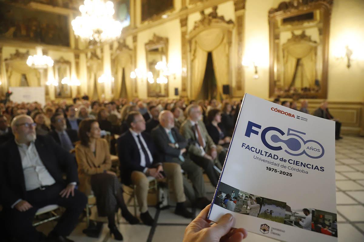 Diario CÓRDOBA recoge los 50 años de la Facultad de Ciencias en un libro