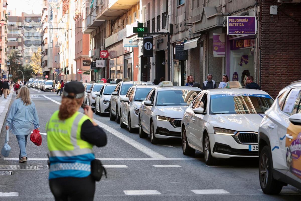 Los taxistas alicantinos se plantan: protesta masiva contra el caos de los VTC y los tuctucs