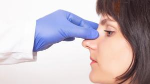 Tengo el tabique nasal desviado, ¿qué solución tiene y cómo se puede corregir?