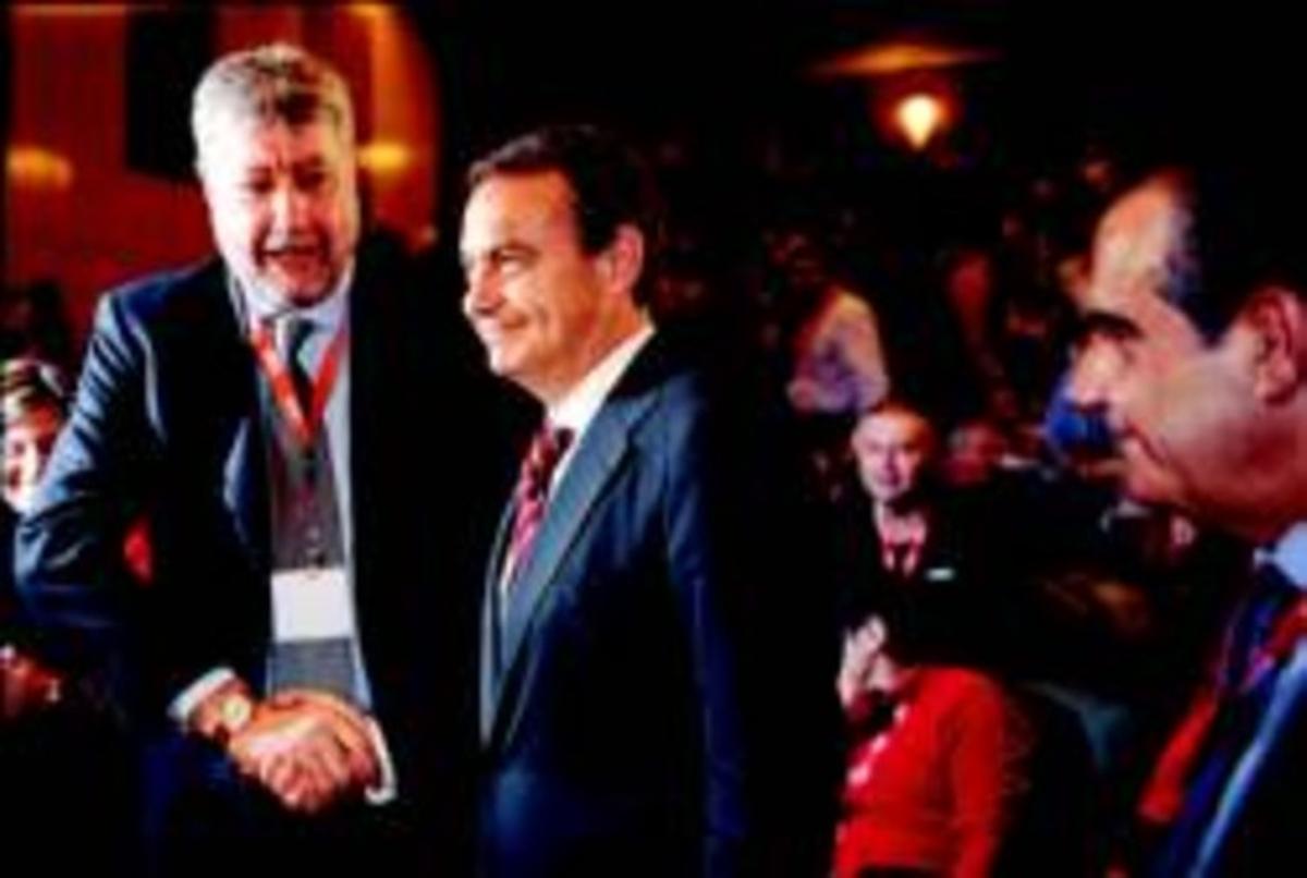 Fidalgo saluda Zapatero en presència de Corbacho durant el congrés de CCOO, ahir a Madrid. Fidalgo saluda Zapatero en presència de Corbacho durant el congrés de CCOO, ahir a Madrid.