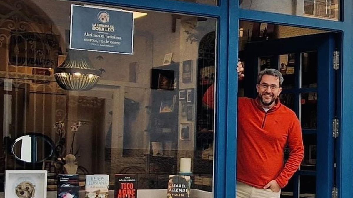 Máximo Huerta, en la puerta de su librería, confiesa sentirse «como si me fuera a casar. Ilusión y nervios».