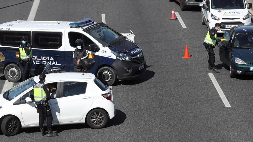 Miembros de la Policía Nacional durante un control.