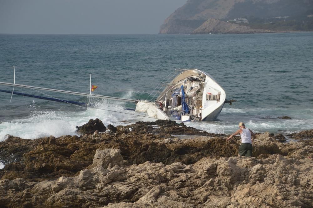 Rescatan a cuatro tripulantes de un velero que se estrelló en Cala Rajada