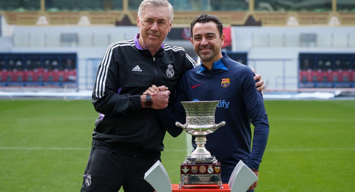 Ancelotti y Xavi posan con la Supercopa en el estadio de Riad.