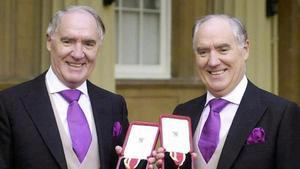 Sir David Barclay y su hermano gemelo Sir Frederick en el año 2000, cuando fueron nombrados caballeros.