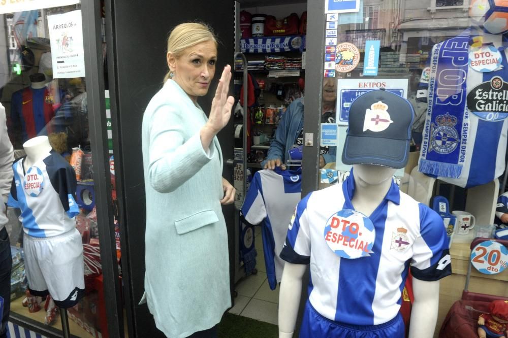 25S | Cristina Cifuentes se pasea por la plaza de Lugo con líderes del PP coruñés