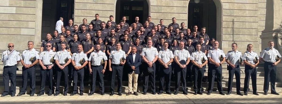 El subdelegado del Gobierno, Javier Plata, el comisario jefe provincial, Luis Felipe San Martín, diversos mandos y los nuevos agentes en prácticas. 19/07/2023 La Policía Nacional incorpora a 62 agentes en prácticas en la provincia de Santa Cruz de Tenerife. La Policía Nacional ha reforzado su plantilla con la incorporación de 62 policías en prácticas de la Escala Básica que durante un año realizarán su periodo de prácticas en las distintas comisarías de la provincia de Santa Cruz de Tenerife. SOCIEDAD ESPAÑA EUROPA ISLAS CANARIAS POLICÍA NACIONAL