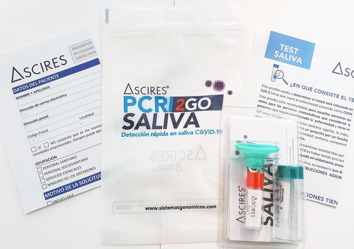 El kit de la PCR Saliva Ascires, con sus tubos para muestras e instrucciones.