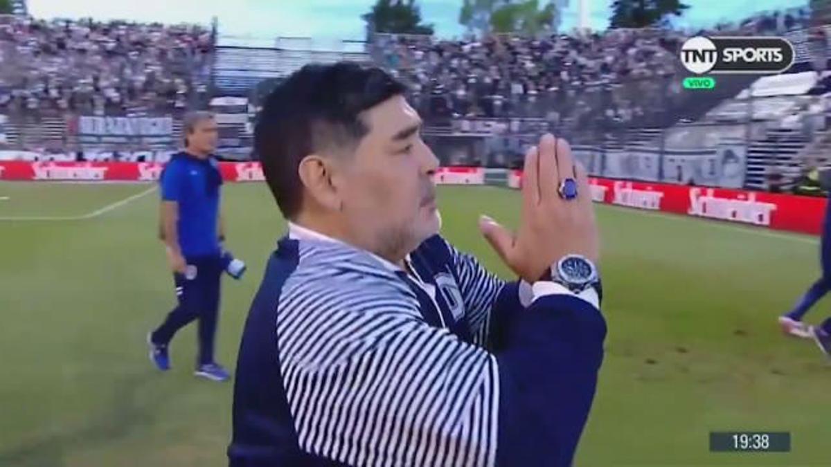 La imagen del fin de semana: Así pedía perdón Maradona a su afición... ¡A lágrima viva!