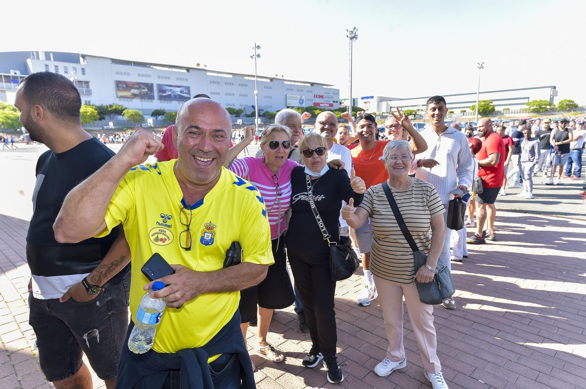 Colas para retirar las entradas de la UD Las Palmas - CD Tenerife de playoff