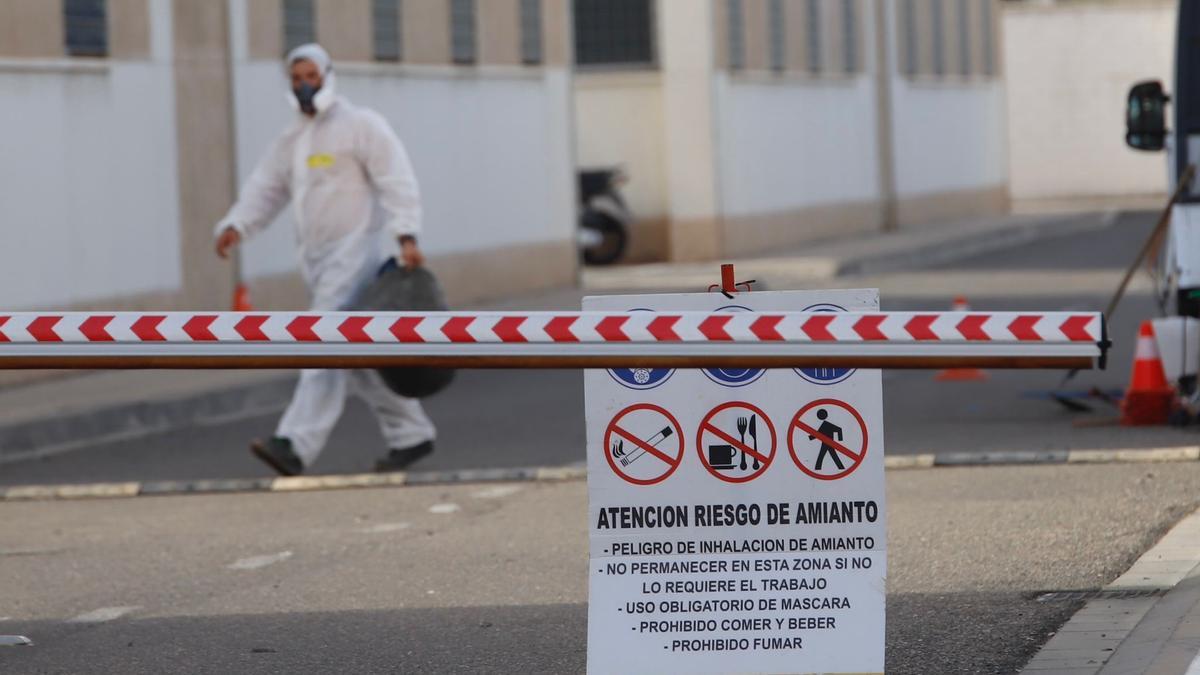 Carteles que informan del riesgo de inhalación de amianto en las cercanías del lugar del percance.