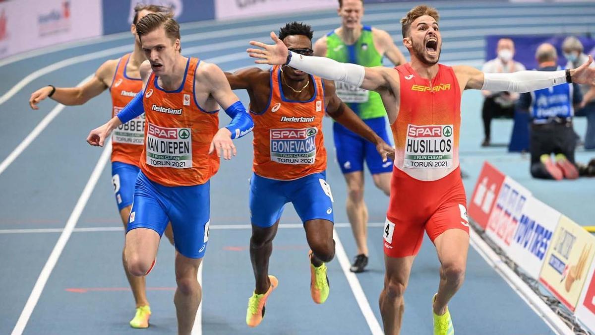 Óscar Husillos, imponiéndose en la final de 400 metros