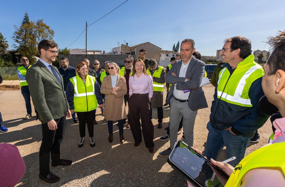 Representantes municipales y de la Diputación atienden las explicaciones sobre las obras.
