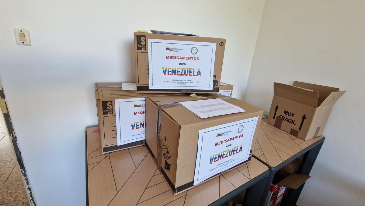 Cajas de medicamentos que VeneDeza ha enviado a Cáritas Caracas.