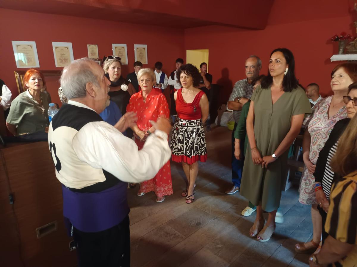 Un momento de la misa, en Villanueva, con el coro cantando.