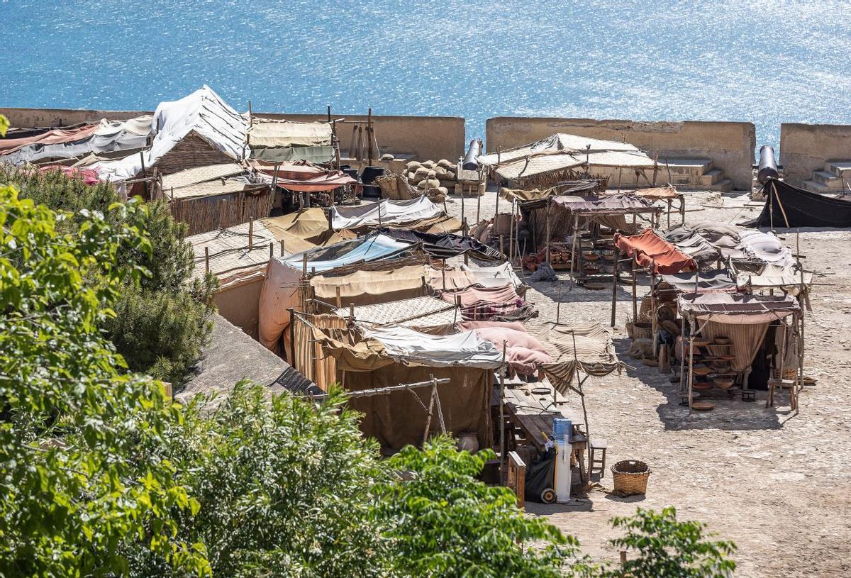 Preparativos del rodaje de "El cautivo" de Alejandro Amenábar en el castillo de Santa Bárbara en 2024