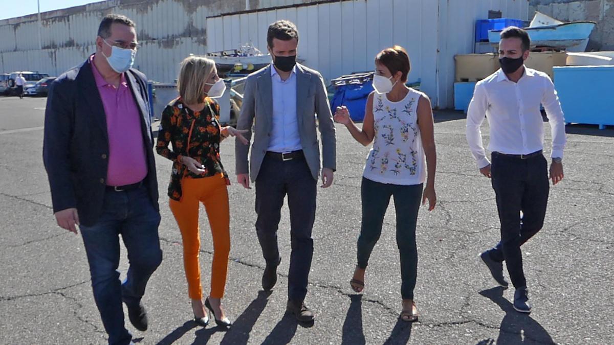 Pablo Casado, entre Onalia Bueno (derecha) y María Australia Navarro en el muelle de Arguineguín.