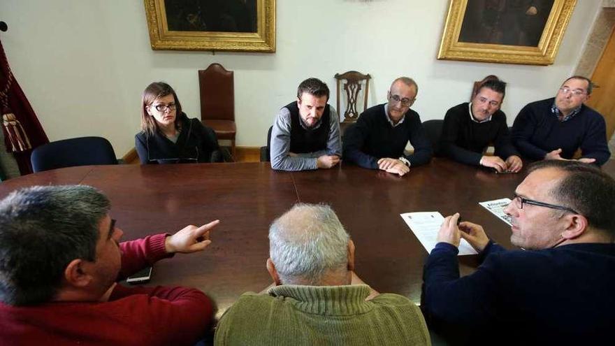 Un momento de la reunión de taxistas con los alcaldes, ayer, en el Concello de Baiona. // Marta G. Brea