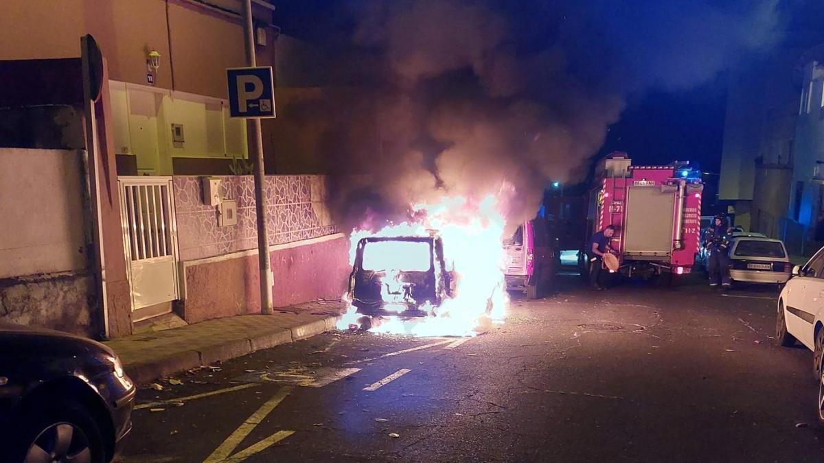 Incendio declarado en un vehículo en la noche de ayer lunes en una calle de Santa Cruz de Tenerife.