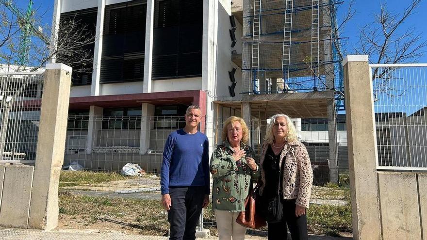 Der PSPV-PSOE von Torreblanca wirft der PP vor, die Erweiterung des IES El Prat blockiert zu haben, während die Schüler das neue Schuljahr in Containern beginnen