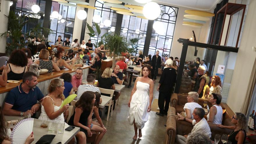 La revolució de la moda d’autor esclata al Cafè del Casino Menestral de Figueres