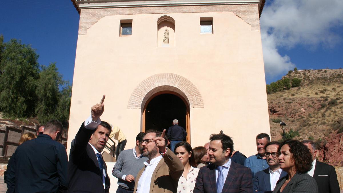 Díez de Revenga, Mateos, Jódar, Pérez Zulueta, Abellán y Casalduero, delante de la ermita de San Lázaro.