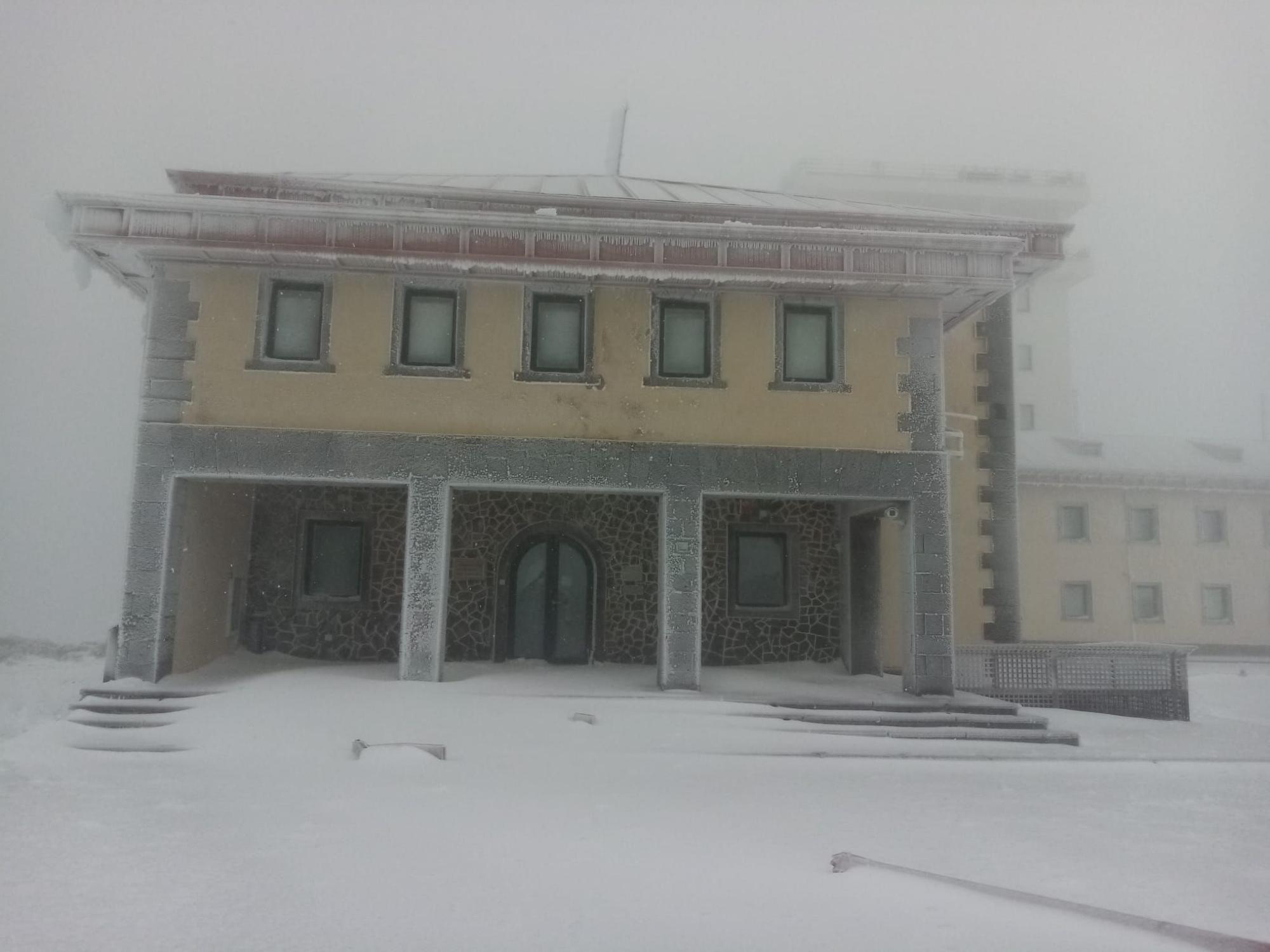 El centro meterológico de Izaña, bloqueado por el hielo y la nieve