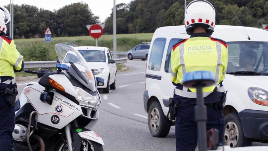 Una imatge d&#039;arixu de Mossos a la carretera.